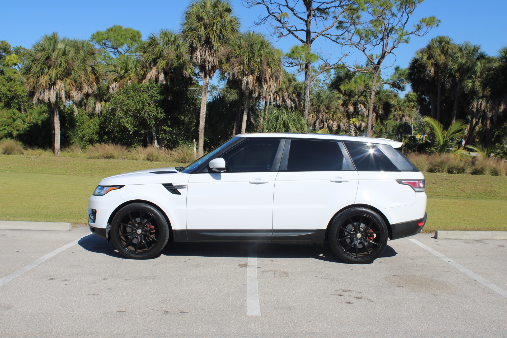 2016 Land Rover Range Rover Sport SE photo 3